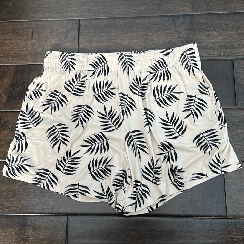 ❤️3/$30 AnyBody Palm Shorts